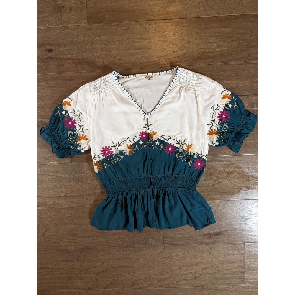 Gimmicks by BKE Floral Embroidered Peplum Blouse Teal White Smocked Top Size S